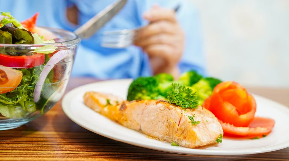 A delicious meal of salmon and vegetables